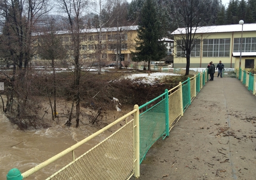 В пика си водата е заляла пешеходния мост на гимназията.